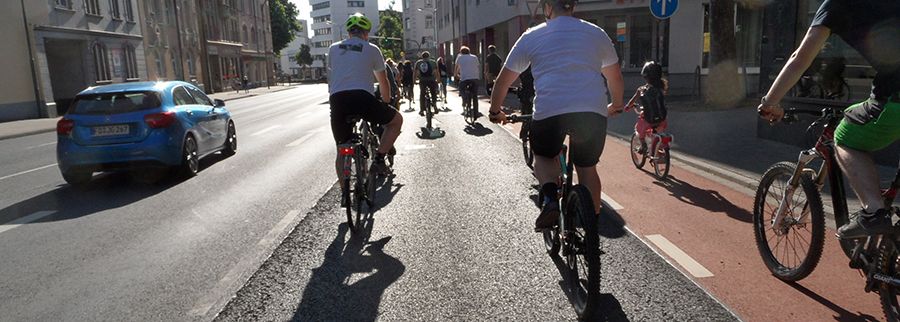 Circa 20 Radfahrende fahren auf der vierspurigen Fuldaer Dalbergstraße und nehmen eine ganze Spur sowie den rot gefärbten Schutzstreifen ein.